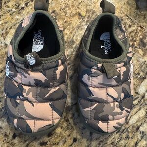 The North Face kids size 11 Thermoball Traction Mules II  waterproof NWOT